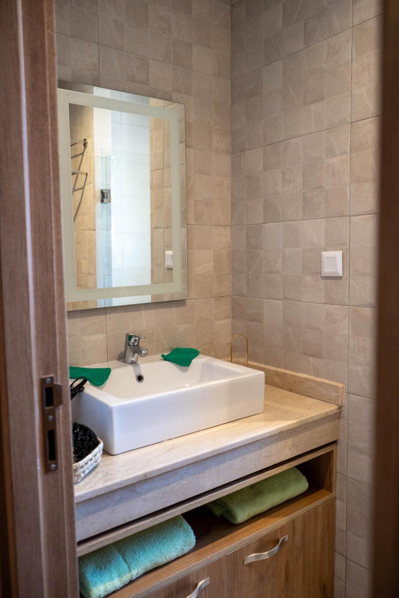 Magnifique Appartement Moderne De 2 Chambres Avec Piscine A 10 Min Du Centre De Marrakech マラケシュ エクステリア 写真